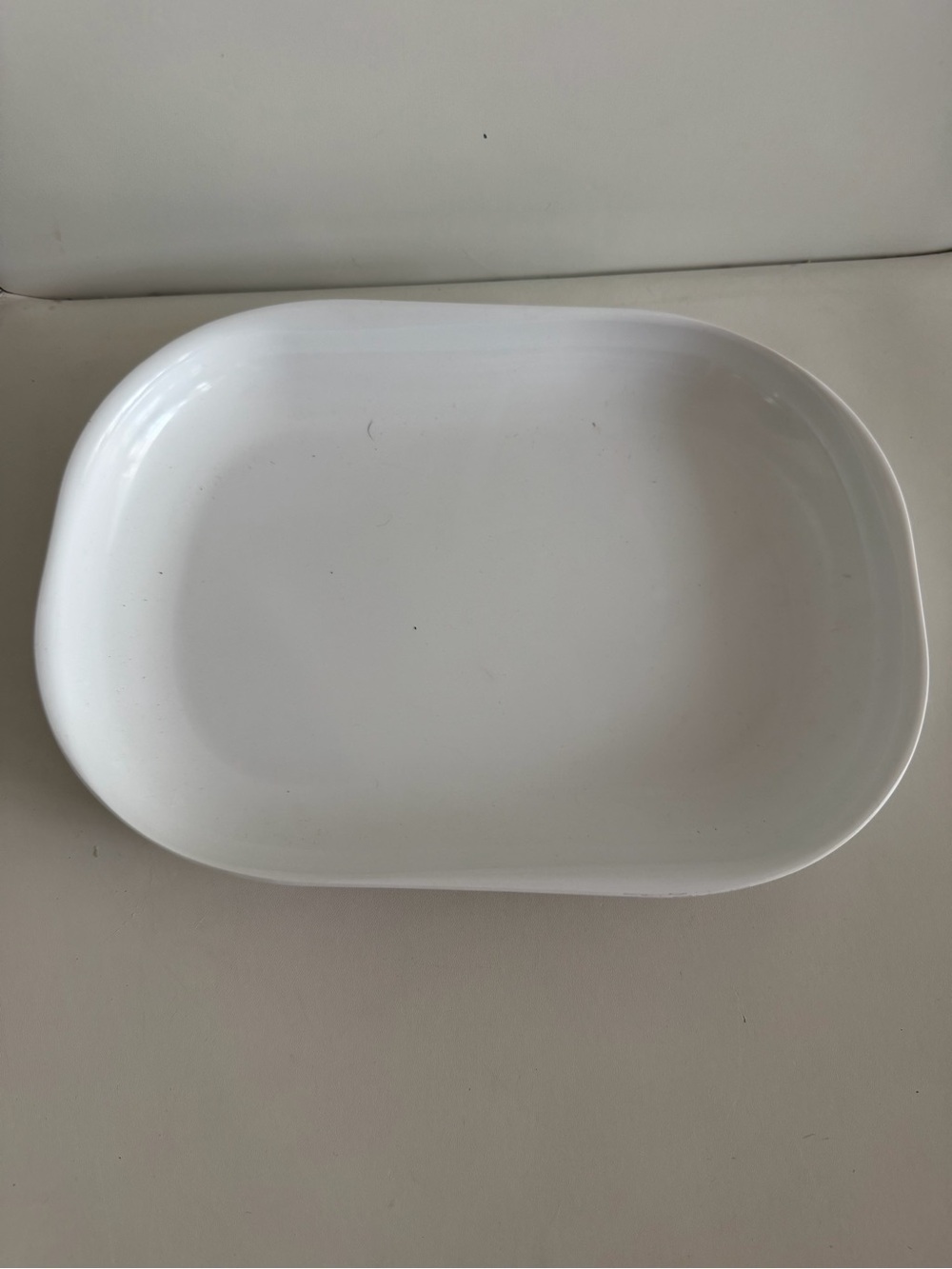 🗽Zac Designs Oval Plastic Serving Platter in White - Sleek Tableware